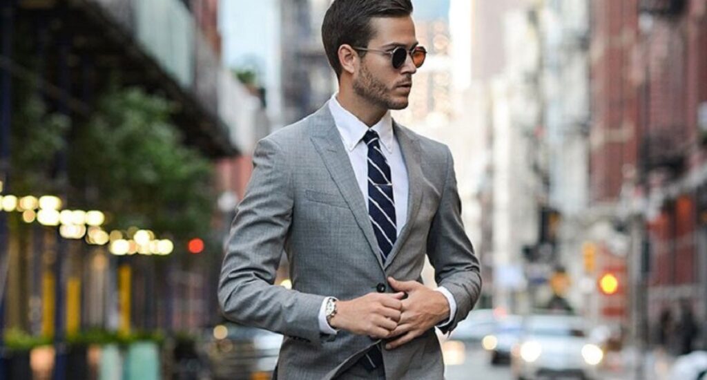 The gray suit and how to combine it in a perfect outfit